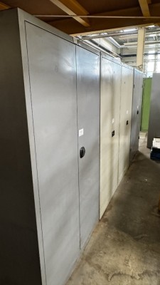 4 Metallwerkzeugschränke mit Einbauschubladen, Kleinwerkzeugen und Sortierkästen